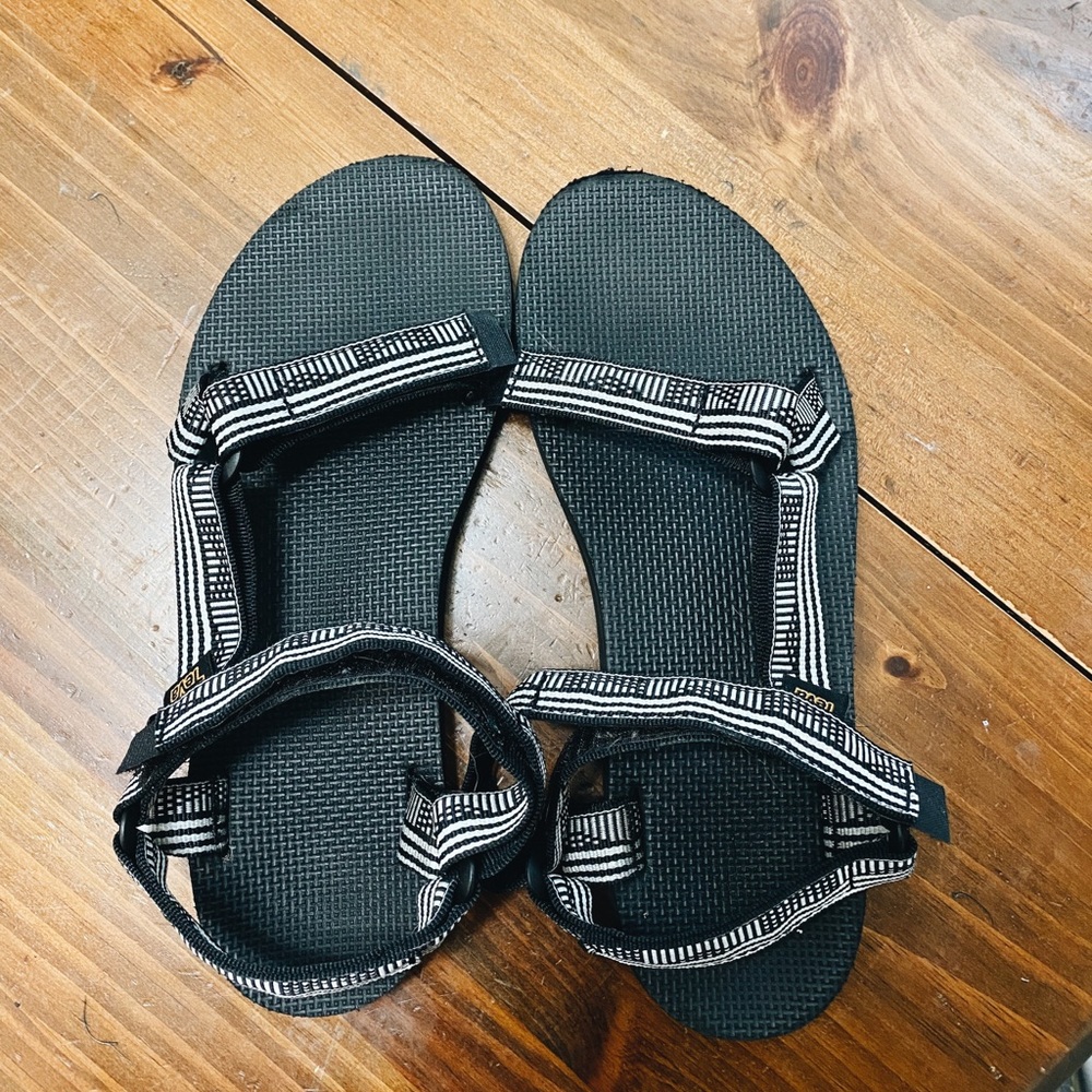 Size 9 women’s Teva sandals